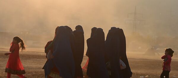 Residentes afegãos em burcas - Sputnik Brasil