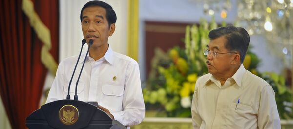 O presidente da Indonésia, Joko Widodo (E), acompanhado pelo vice-presidente, Jusuf Kalla - Sputnik Brasil