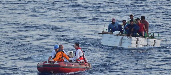 Guarda costeira italiana resgata imigrantes à deriva no Mediterrâneo - Sputnik Brasil