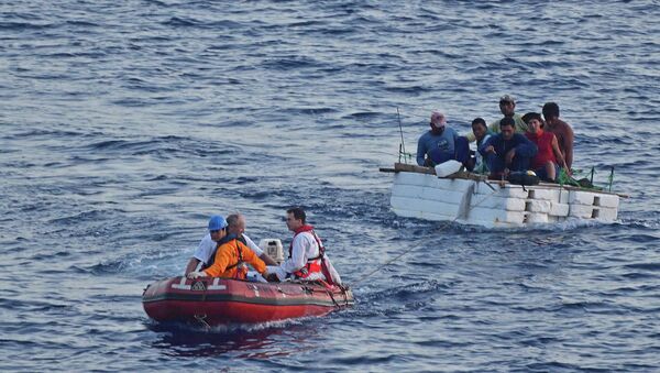 Guarda costeira italiana resgata imigrantes à deriva no Mediterrâneo - Sputnik Brasil