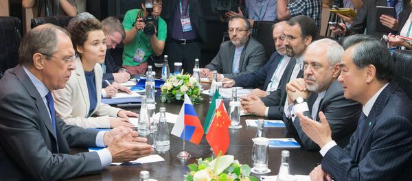 Chanceler russo Sergei Lavrov, o chanceler chinês Wang Yi e o chanceler iraniano Mohammad Javad Zarif durante a reunião trilateral da Conferência de Alto Nível de Segurança e Estabilidade na região de Organização de Cooperação para Segurança de Xangai - Sputnik Brasil