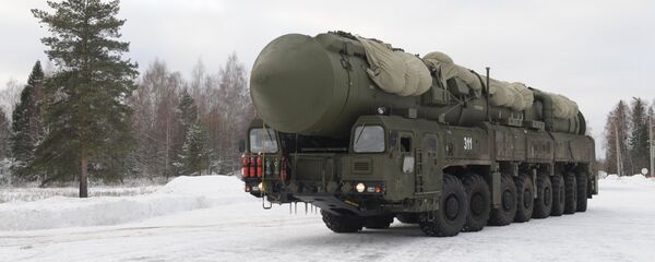 Míssil balístico intercontinental Yars, das Forças Armadas da Rússia, sobre um veículo transportador Kamaz, na cidade de Teykovo, região russa de Ivanovo (arquivo) - Sputnik Brasil