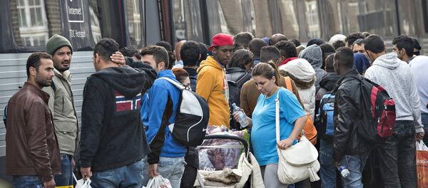 Migrants, mainly from Syria, prepare to board a train headed for Sweden, at Padborg station in southern Denmark September 10, 2015 Migrants, mainly from Syria, prepare to board a train headed for Sweden, at Padborg station in southern Denmark September 10, 2015 - Sputnik Brasil