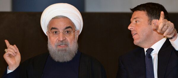 O presidente iraniano, Hassan Rohani (esquerda) e o primeiro-ministro italiano, Matteo Renzi (direita), em 25 de janeiro de 2015 O presidente iraniano, Hassan Rohani (esquerda) e o primeiro-ministro italiano, Matteo Renzi (direita), em 25 de janeiro de 2015 - Sputnik Brasil
