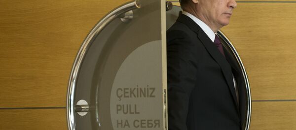 O presidente da Rússia, Vladimir Putin, prepara-se para um encontro informal com os líderes dos BRICS no âmbito da cúpula do G20 em Antalya, em 15 de novembro de 2015 - Sputnik Brasil