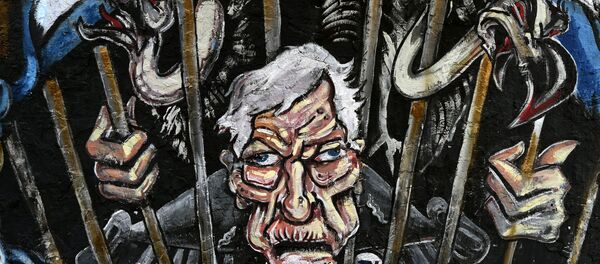 Grafite em muro de Buenos Aires caricaturando o Juiz Thomas Griesa, que julga a questão dos Fundos Abutres em Nova York - Sputnik Brasil