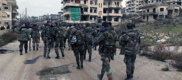 Syrian government troops and allied militiamen walk inside the key town of Salma in Latakia province, Syria. - Sputnik Brasil