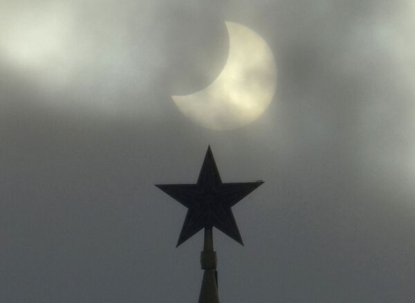 Eclipse parcial do Sol em 2011, visto perto do Kremlin de Moscou - Sputnik Brasil