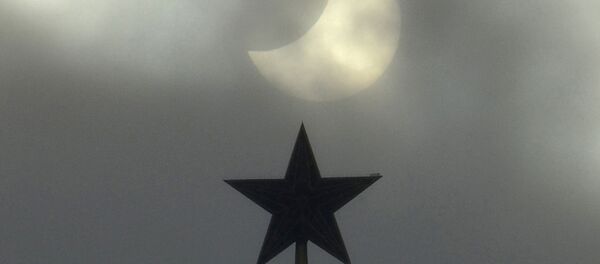 Eclipse parcial do Sol em 2011, visto perto do Kremlin de Moscou Eclipse parcial do Sol em 2011, visto perto do Kremlin de Moscou - Sputnik Brasil