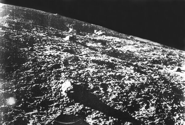 Foto da superfície lunar feita pelo aparelho soviético Luna-9 - Sputnik Brasil