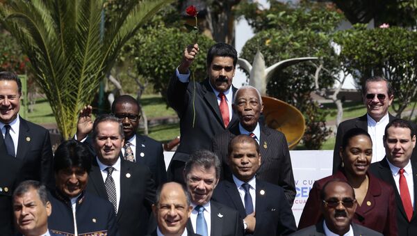 Presidente da Venezuela, Nicolas Maduro, levanta uma rosa enquanto posa com outros chefes de Estado e representantes para a foto oficial da IV Cúpula da CELAC, em Quito. - Sputnik Brasil