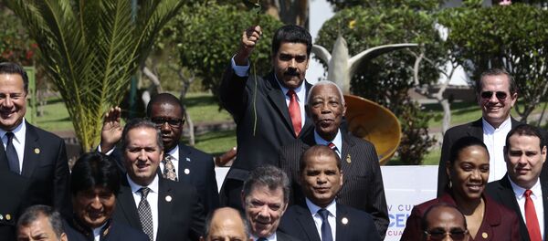 Presidente da Venezuela, Nicolas Maduro, levanta uma rosa enquanto posa com outros chefes de Estado e representantes para a foto oficial da IV Cúpula da CELAC, em Quito. Presidente da Venezuela, Nicolas Maduro, levanta uma rosa enquanto posa com outros chefes de Estado e representantes para a foto oficial da IV Cúpula da CELAC, em Quito. - Sputnik Brasil