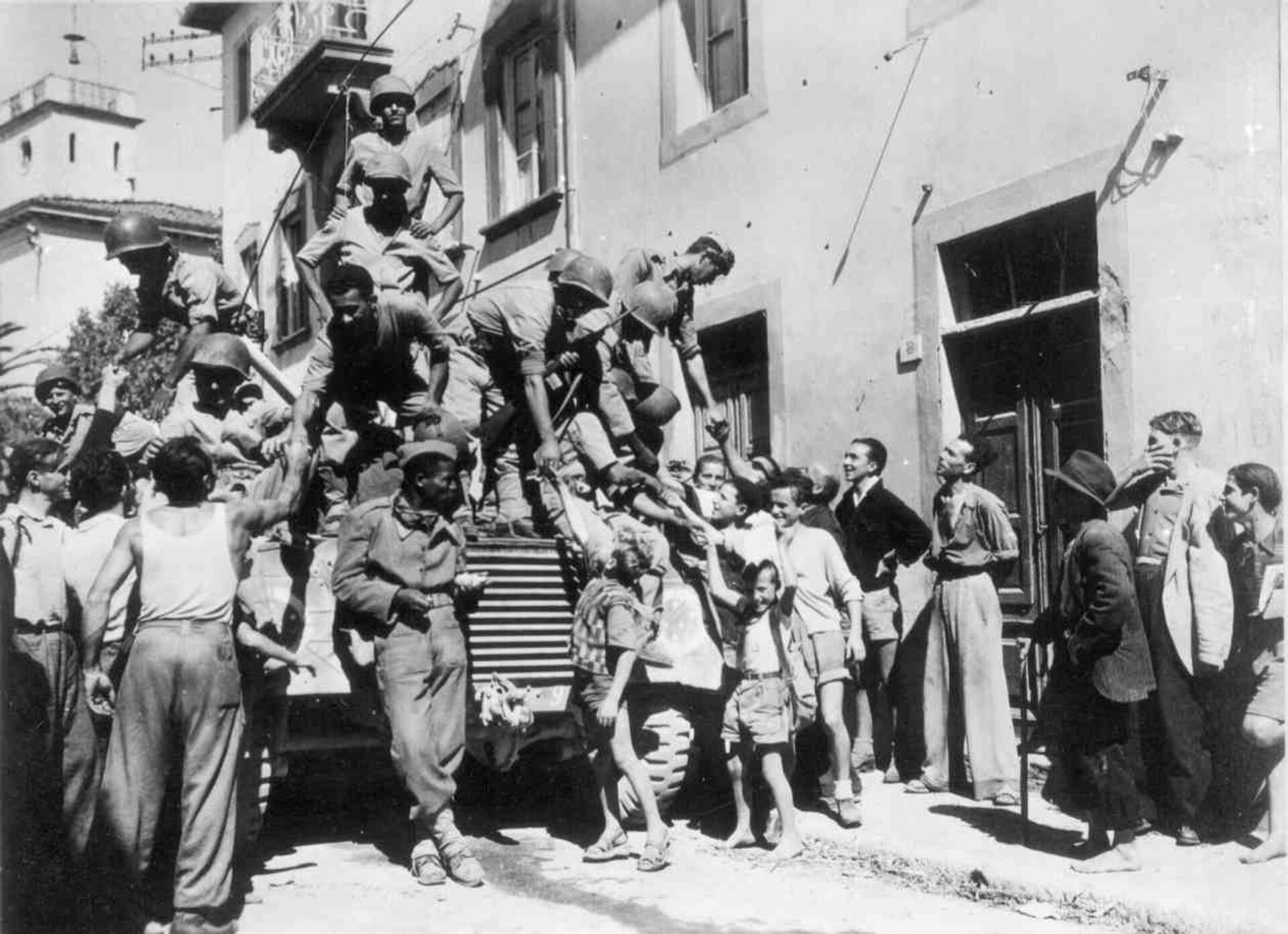 Soldados brasileiros cumprimentam civis italianos na cidade de Massarosa, em setembro de 1944 - Sputnik Brasil, 1920, 03.05.2024