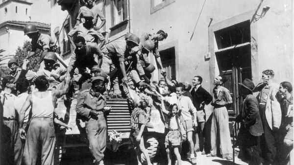 Soldados brasileiros cumprimentam civis italianos na cidade de Massarosa, setembro de 1944 - Sputnik Brasil