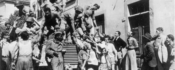 Soldados brasileiros cumprimentam civis italianos na cidade de Massarosa, setembro de 1944 - Sputnik Brasil