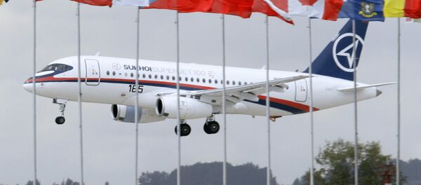 Avião russo Sukhoi Superjet 100 antes do show aéreo no Salão Aeroespacial de Moscou (MAKS) - Sputnik Brasil