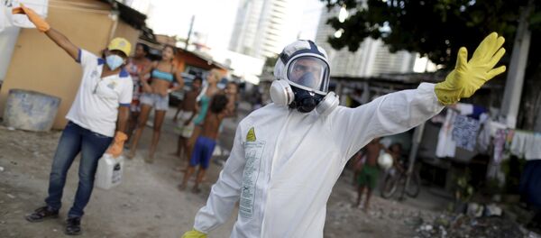 Agentes da saúde aplicando inseticida contra vírus da Zika em Recife - Sputnik Brasil