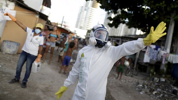 Agentes da saúde aplicando inseticida contra vírus da Zika em Recife - Sputnik Brasil