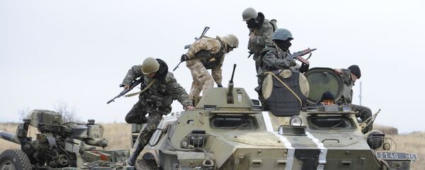 Soldados ucranianos sobre o veículo blindado no Leste da Ucrânia - Sputnik Brasil