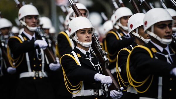 Soldados do Exército da Turquia participam da cerimónia no Dia de República em Istambul, Turquia, 29 de outubro de 2015 - Sputnik Brasil