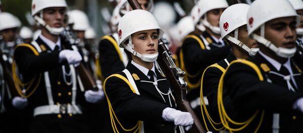 Soldados do Exército da Turquia participam da cerimónia no Dia de República em Istambul, Turquia, 29 de outubro de 2015 - Sputnik Brasil