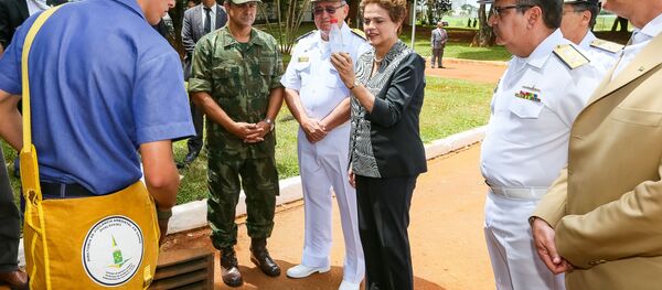 Dilma observa combate ao Aedes aegypti na Marinha - Sputnik Brasil