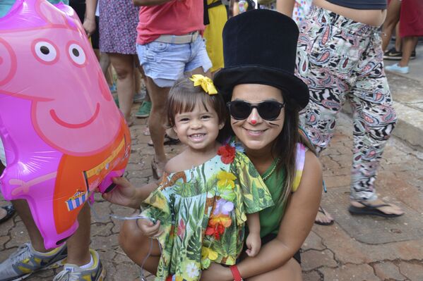 Susa Danielle com a filha Alice de 2 anos assistem o Grupo de Percussão, Maria Vaicasoutra. - Sputnik Brasil