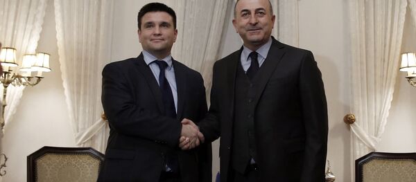 Os chanceleres da Ucrânia, Pavel Klimkin (esquerda), e da Turquia, Mevlut Cavusoglu (direita) antes do encontro privado em Istambul, em 29 de janeiro de 2016 Os chanceleres da Ucrânia, Pavel Klimkin (esquerda), e da Turquia, Mevlut Cavusoglu (direita) antes do encontro privado em Istambul, em 29 de janeiro de 2016 - Sputnik Brasil