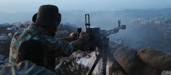 Um soldado do exército sírio ataca posições dos terroristas na província de Latakia (foto de arquivo) - Sputnik Brasil