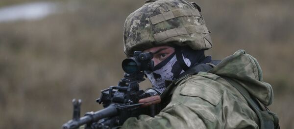A serviceman of Ukrainian special operation forces takes part in tactical exercises at a shooting range in Khmelnytsky region, Ukraine November 20, 2015. A serviceman of Ukrainian special operation forces takes part in tactical exercises at a shooting range in Khmelnytsky region, Ukraine November 20, 2015. - Sputnik Brasil