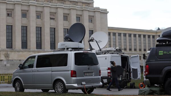 Television vans are pictured ahead of the start of Syrian talks in front of the United Nations European headquarters in Geneva, Switzerland, January 29, 2016. - Sputnik Brasil
