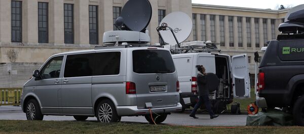Television vans are pictured ahead of the start of Syrian talks in front of the United Nations European headquarters in Geneva, Switzerland, January 29, 2016. Television vans are pictured ahead of the start of Syrian talks in front of the United Nations European headquarters in Geneva, Switzerland, January 29, 2016. - Sputnik Brasil