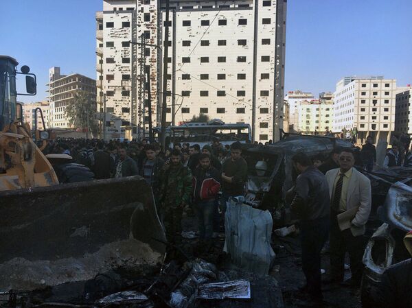 Cenário de destruição após ataque terrorista no distrito xiita de Sayyidah Zaynab, em Damasco - Sputnik Brasil