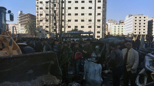 Cenário de destruição após ataque terrorista no distrito xiita de Sayyidah Zaynab, em Damasco - Sputnik Brasil