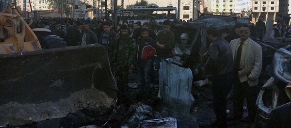 Cenário de destruição após ataque terrorista no distrito xiita de Sayyidah Zaynab, em Damasco - Sputnik Brasil