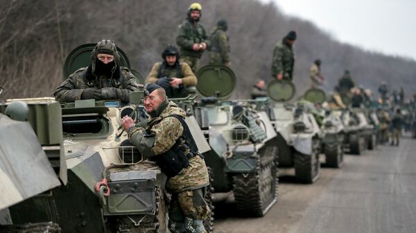 Soldados das Forças Armadas ucranianas e veículos blindados na região de Debaltseve perto de Artemivsk, Ucrânia - Sputnik Brasil