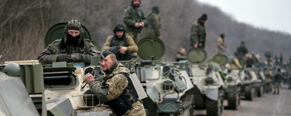 Soldados das Forças Armadas ucranianas e veículos blindados na região de Debaltsevo perto de Artemivsk, Ucrânia (foto de arquivo) - Sputnik Brasil