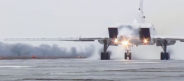 Um Tu-22M3 decola da base aérea de Hmeymim - Sputnik Brasil