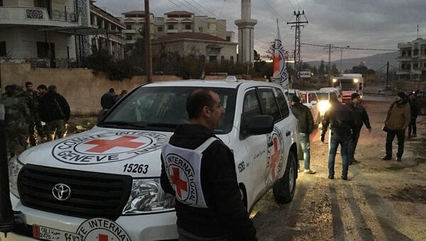 This picture provided by The International Committee of the Red Cross (ICRC), working alongside the Syrian Arab Red Crescent (SARC) and the United Nations (UN), shows a convoy containing food, medical items, blankets and other materials being delivered to the town of Madaya in Syria, Monday, Jan. 11, 2016 - Sputnik Brasil