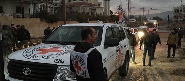 This picture provided by The International Committee of the Red Cross (ICRC), working alongside the Syrian Arab Red Crescent (SARC) and the United Nations (UN), shows a convoy containing food, medical items, blankets and other materials being delivered to the town of Madaya in Syria, Monday, Jan. 11, 2016 - Sputnik Brasil