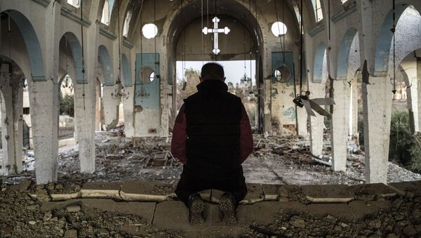 Cristão de vilarejo no nordeste da Síria reza em igreja destruída pelo Estado Islâmico - Sputnik Brasil