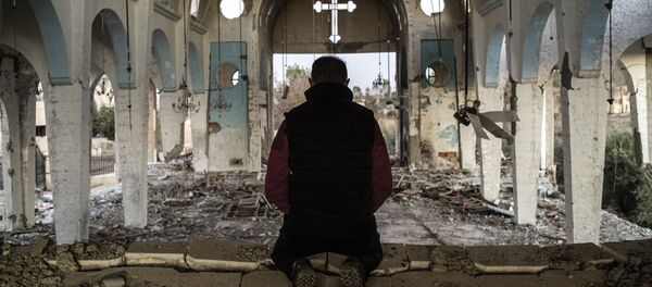 Cristão de vilarejo no nordeste da Síria reza em igreja destruída pelo Estado Islâmico - Sputnik Brasil