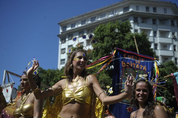 Foliões agitaram no domingo (31) o bloco de rua Cordão do Boitatá, que celebra 20 anos, na Lapa, RJ - Sputnik Brasil