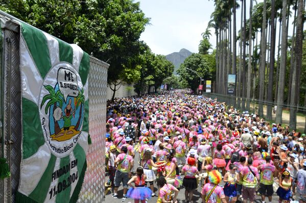 Bloco Me Esquece, levou uma multidão pelo Jardim Botânico no domingo (31), Zona Sul do RJ - Sputnik Brasil