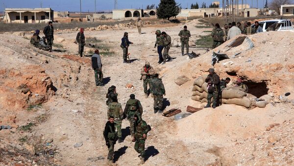 Tropas pró-governamentais sírias tomam posições na cidade de Ain al-Hanash perto de al-Bab, província de Aleppo, Síria, 26 de janeiro de 2016 - Sputnik Brasil