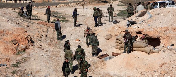 Tropas pró-governamentais sírias tomam posições na cidade de Ain al-Hanash perto de al-Bab, província de Aleppo, Síria, 26 de janeiro de 2016 - Sputnik Brasil