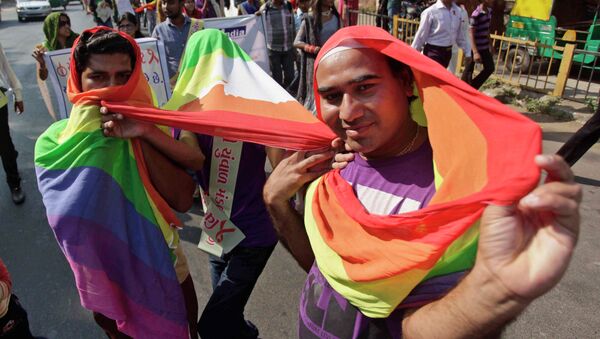 Manifestantes em parada gay realizada em Ahmadabad, Índia, em dezembro de 2013 - Sputnik Brasil