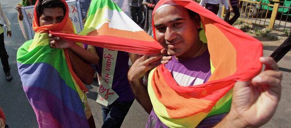 Manifestantes em parada gay realizada em Ahmadabad, Índia, em dezembro de 2013 - Sputnik Brasil