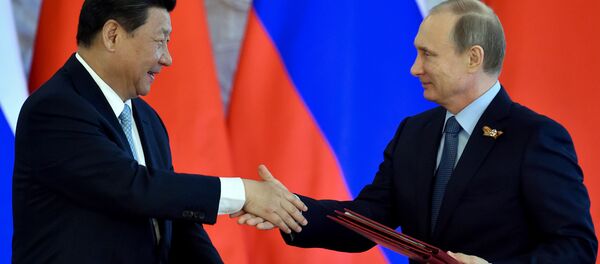 O presidente chinês Xi Jinping e o presidente russo Vladimir Putin durante a cerimônia de assinatura de documentos em Kremlin, Moscou, 8 maio de 2015 - Sputnik Brasil