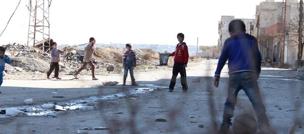 Crianças sírias em um subúrbio de Damasco - Sputnik Brasil